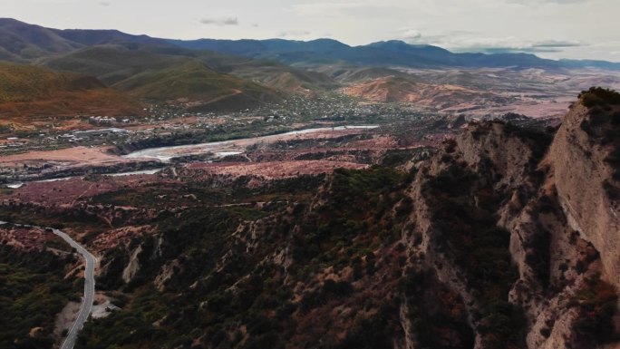 视觉之旅通过令人惊叹的岩石悬崖和山脉捕捉小镇Dzegvi的背景