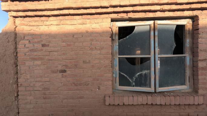 烂砖房烂窗户打碎玻璃棚户区