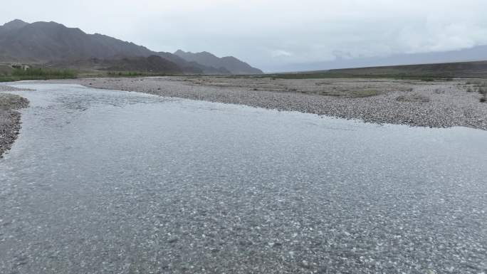 干旱地区的雨水丰沛季节河流青海德令哈