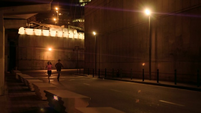 城市夜跑:适合千禧一代的夜跑探索城市空间。在城市的夜间慢跑中，健康的千禧一代通过晚跑探索城市空间，享