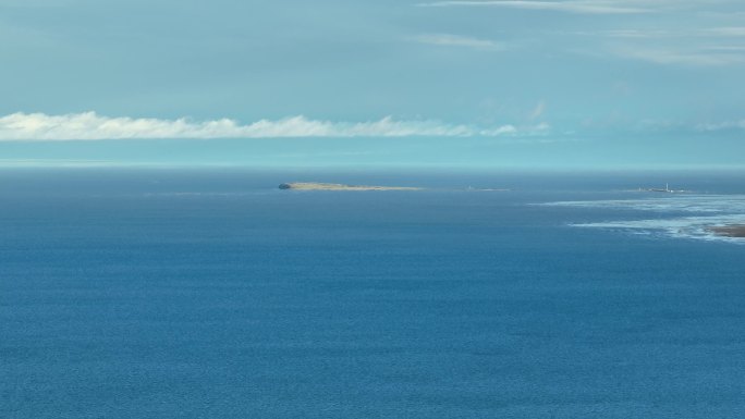 蓝色湖泊水面青海湖鸟岛