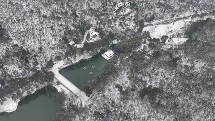 航拍襄阳古隆中风景区冬天雪景湖泊山水风光