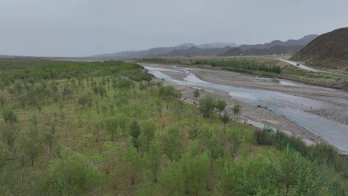 干旱地区的雨水丰沛季节河流青海德令哈