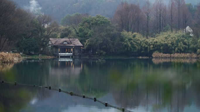 阴雨天的西湖浴鹄湾 亭子