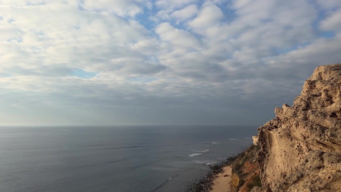 从岩石悬崖上看到的波浪卷进崎岖的海岸线的延时拍摄