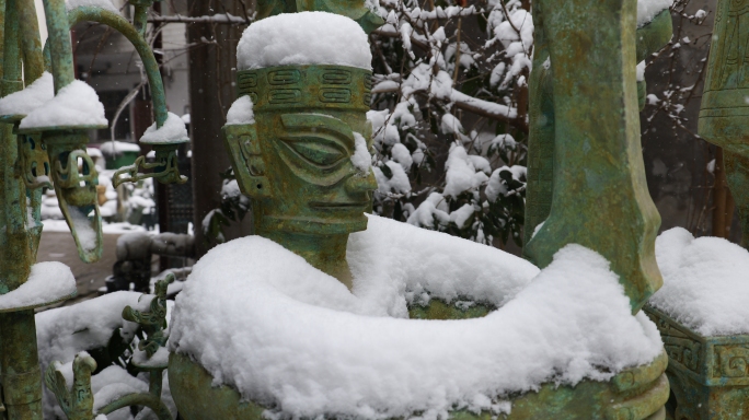 雪景中的仿制三星堆“青铜神像”