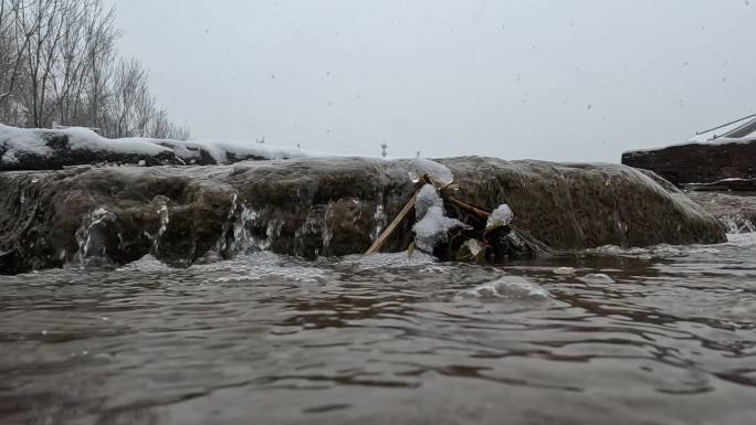 大雪融化河水溪流素材