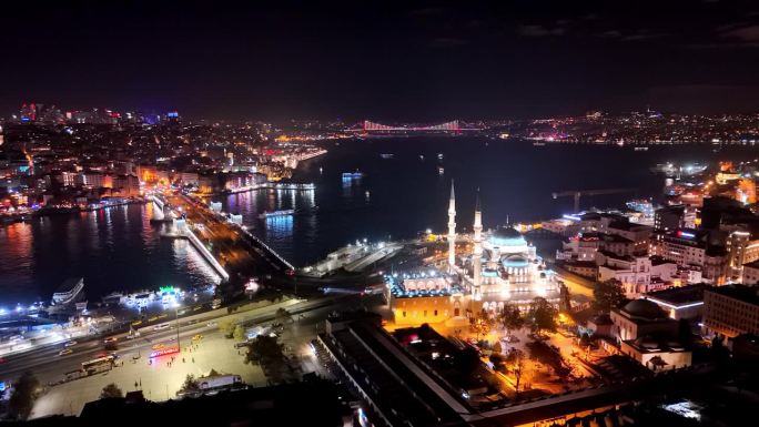 航拍伊斯坦布尔的夜间交响曲:Yeni Cami清真寺的光辉俯瞰伊斯坦布尔的金角# s<s:1> le