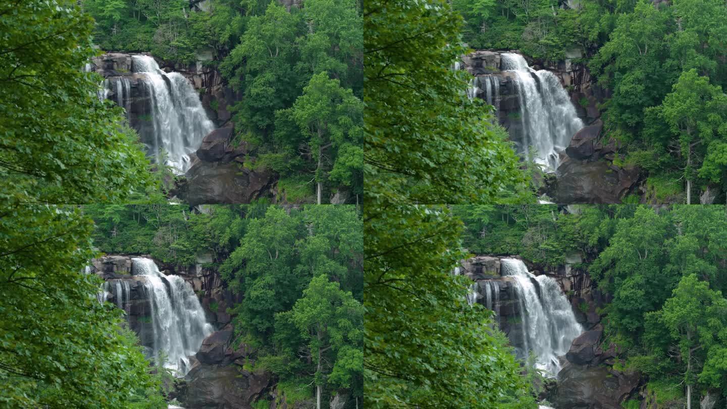 令人惊叹的夏季景观，在南塔哈拉国家森林的巨石之间，森林河水在清澈的大瀑布中倾泻而下。美国北卡罗来纳州