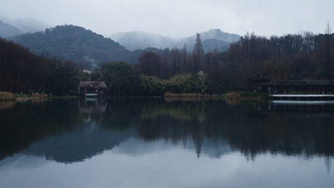 阴雨天的西湖浴鹄湾水面倒影