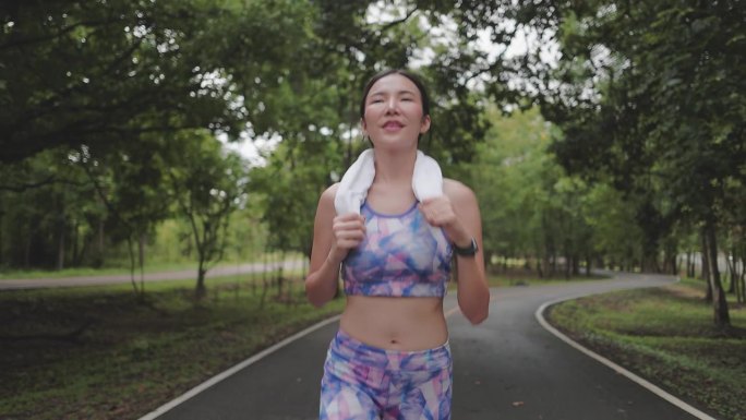 年轻女子在公园的马路上慢跑