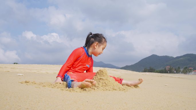 可爱小女孩在海南万宁海滩玩沙子