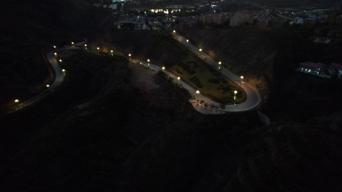 凤凰山景区道路夜景