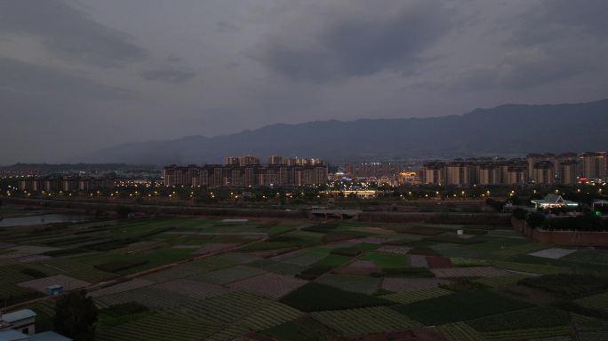 黄昏飞向元谋县城夜景