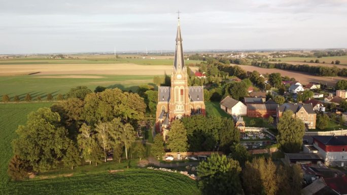 捷克共和国奥帕瓦区-苏迪什村Jana Krtitele教堂的景色-空中回调