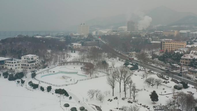 航拍大连付家庄大海海边下雪冬天雪天八一路