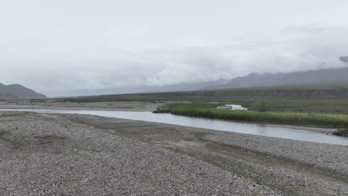 干旱地区的雨水丰沛季节河流青海德令哈