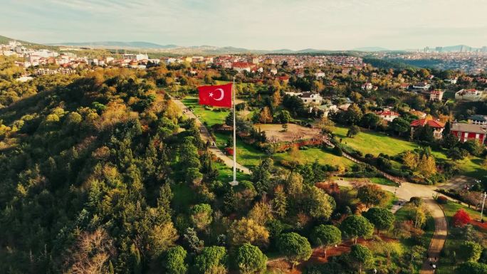 空中爱国的高度:土耳其国旗高高飘扬在Çaml¹ca山在白天#Çaml¹国旗#DroneCapture