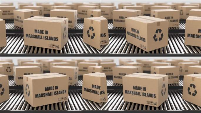 带有马绍尔群岛制造文字的纸箱在滚筒输送机上。工厂生产线仓库。制造出口或交付概念。3D渲染动画。无缝循