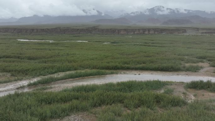 干旱地区的雨水丰沛季节河流青海德令哈