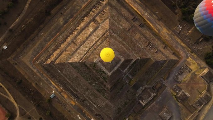 在墨西哥阳光明媚的特奥蒂瓦坎，无人机在金字塔上方拍摄的热气球