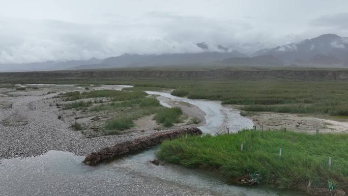 干旱地区的雨水丰沛季节河流青海德令哈