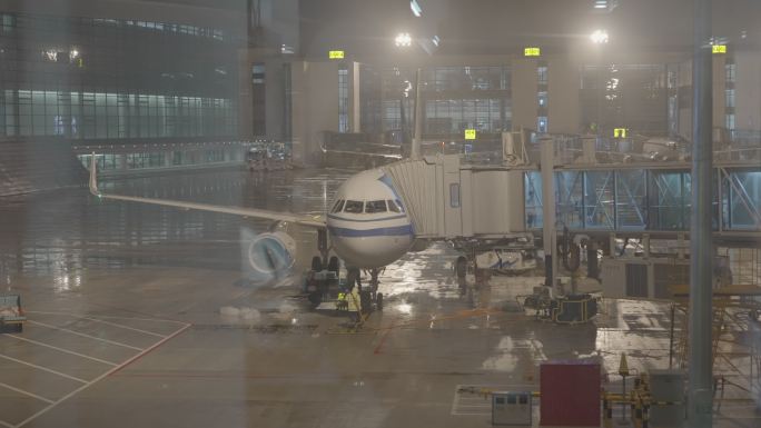 机场航站楼夜景窗户飞机停靠