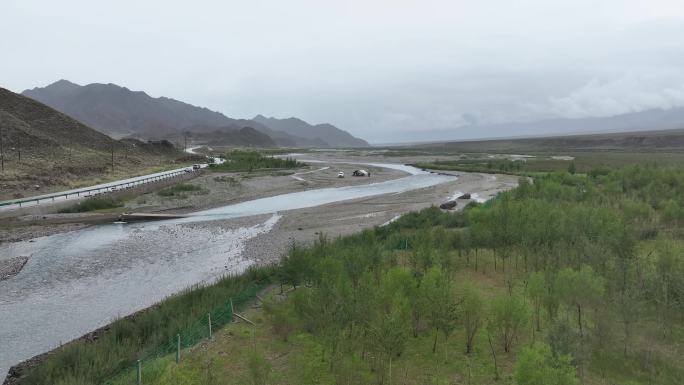 干旱地区的雨水丰沛季节河流青海德令哈