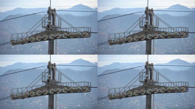 用旋转滚轮支撑滑雪缆车。缆车经过支撑塔。缆车支撑塔有缆车机构和齿轮