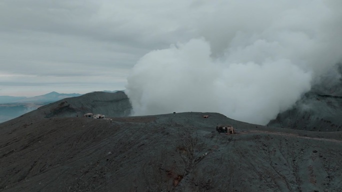 日本阿苏山鸟瞰图，捕捉火山冒出的烟雾，由无人机拍摄，达到电影效果