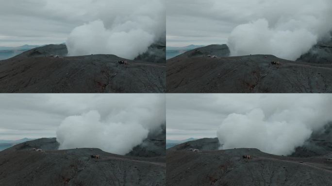 日本阿苏山鸟瞰图，捕捉火山冒出的烟雾，由无人机拍摄，达到电影效果