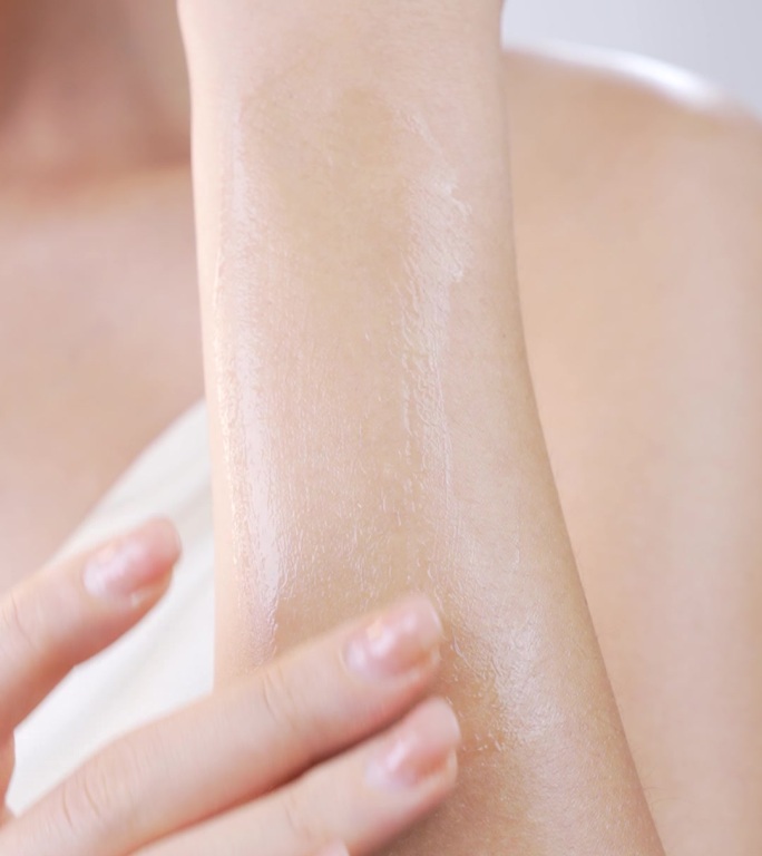 模特手臂涂抹护肤品好皮肤电商产品信息流