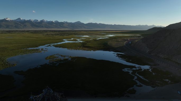 新疆巴音布鲁克河谷大草原河流日落
