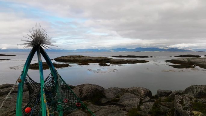 挪威诺德兰哈马洛伊特拉瓦灯塔附近岩石海岸上由回收材料制成的网状雕塑。-航拍