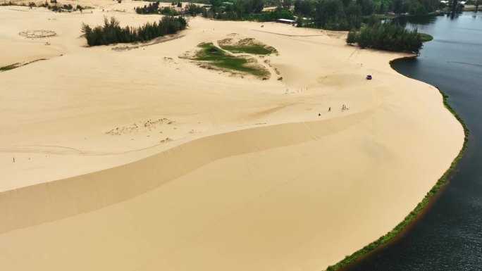 越南美奈附近的沙滩和水形成鲜明的地理对比