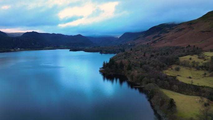 英格兰Keswick Derentwater湖区。无人机在湖上飞行，视野中的莱克兰山脉。风景优美的电