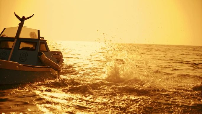 SLO MO -时间扭曲效果/速度斜坡剪影夫妇一起跳从船上到海水在日落