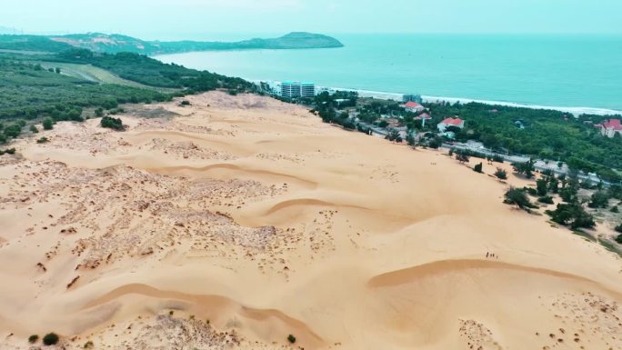 越南美奈附近的沙滩和水形成鲜明的地理对比