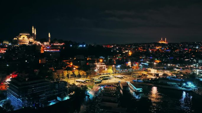 航拍伊斯坦布尔的夜间交响曲:<s:1> leymaniye清真寺被城市灯光和风暴闪电照亮#CityL