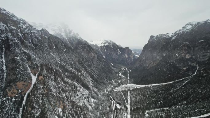 从空中俯瞰雪山缆车，塞尔瓦迪瓦尔加迪纳，意大利