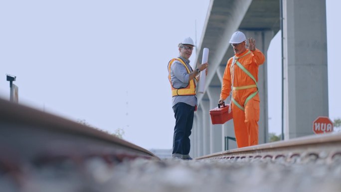 铁路工程师数了数卧铺的数量，并在笔记本上写下来。铁路养护概念。