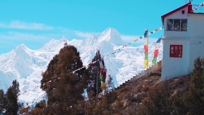 在喜马偕尔邦拉胡尔山谷的沙舒尔寺，冬天，在喜马拉雅雪峰前，经幡在风中飘扬的慢动作镜头。
