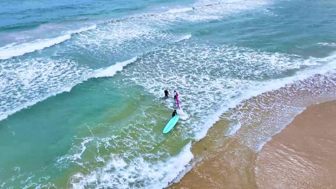 航拍海边游客沙滩海浪游玩