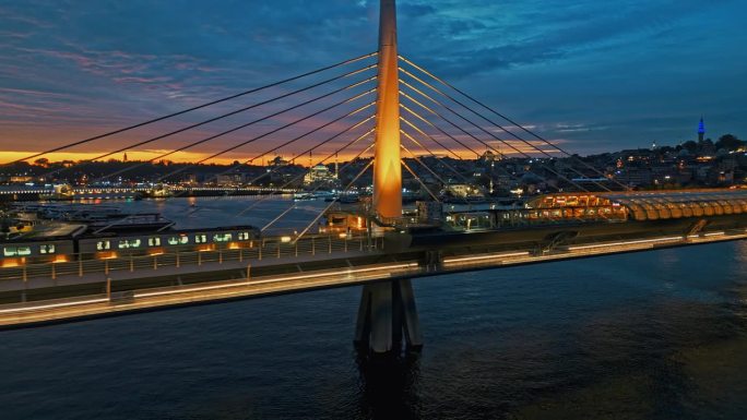 金色角大桥上的空中地铁列车被城市灯光照亮# metrobridge魔术#夜景#Illuminated