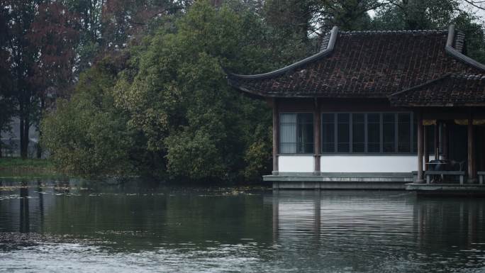 阴雨天的西湖浴鹄湾亭子