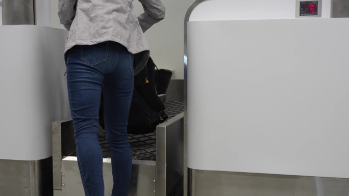旅游女孩在登机柜台检查行李的重量