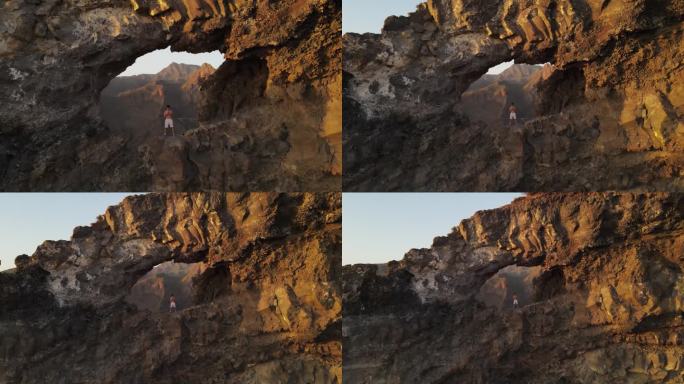 “多丽变焦”效果在航拍视频的los Gigantes洞。太阳把金色的光芒洒在山峰和山谷上。