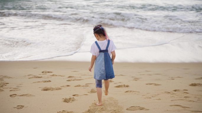 快乐小孩在万宁石梅湾海滩玩耍慢镜头
