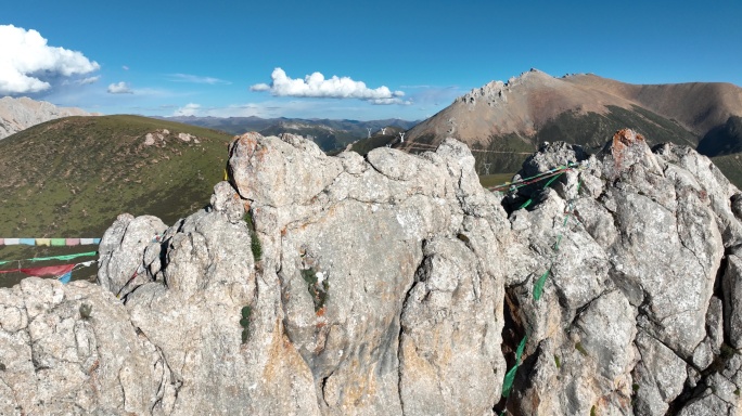 川藏线业拉山上的天然石阵