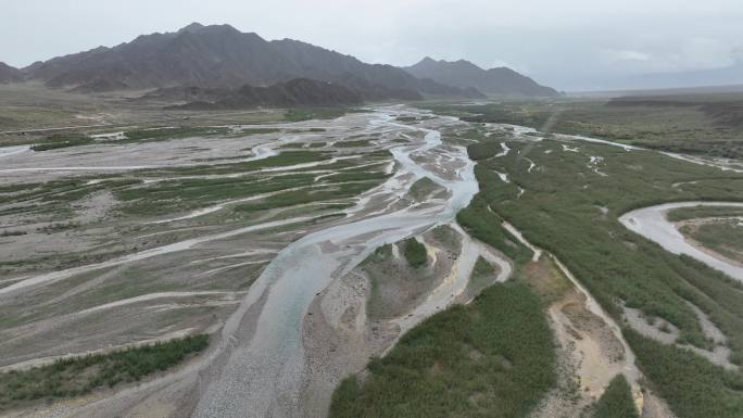 干旱地区的雨水丰沛季节河流青海德令哈